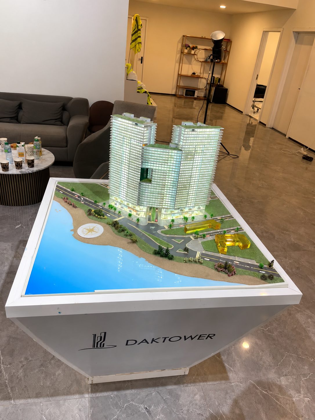 Maquette lumineuse du projet DAKTOWER, présentée au showroom de Dakar.