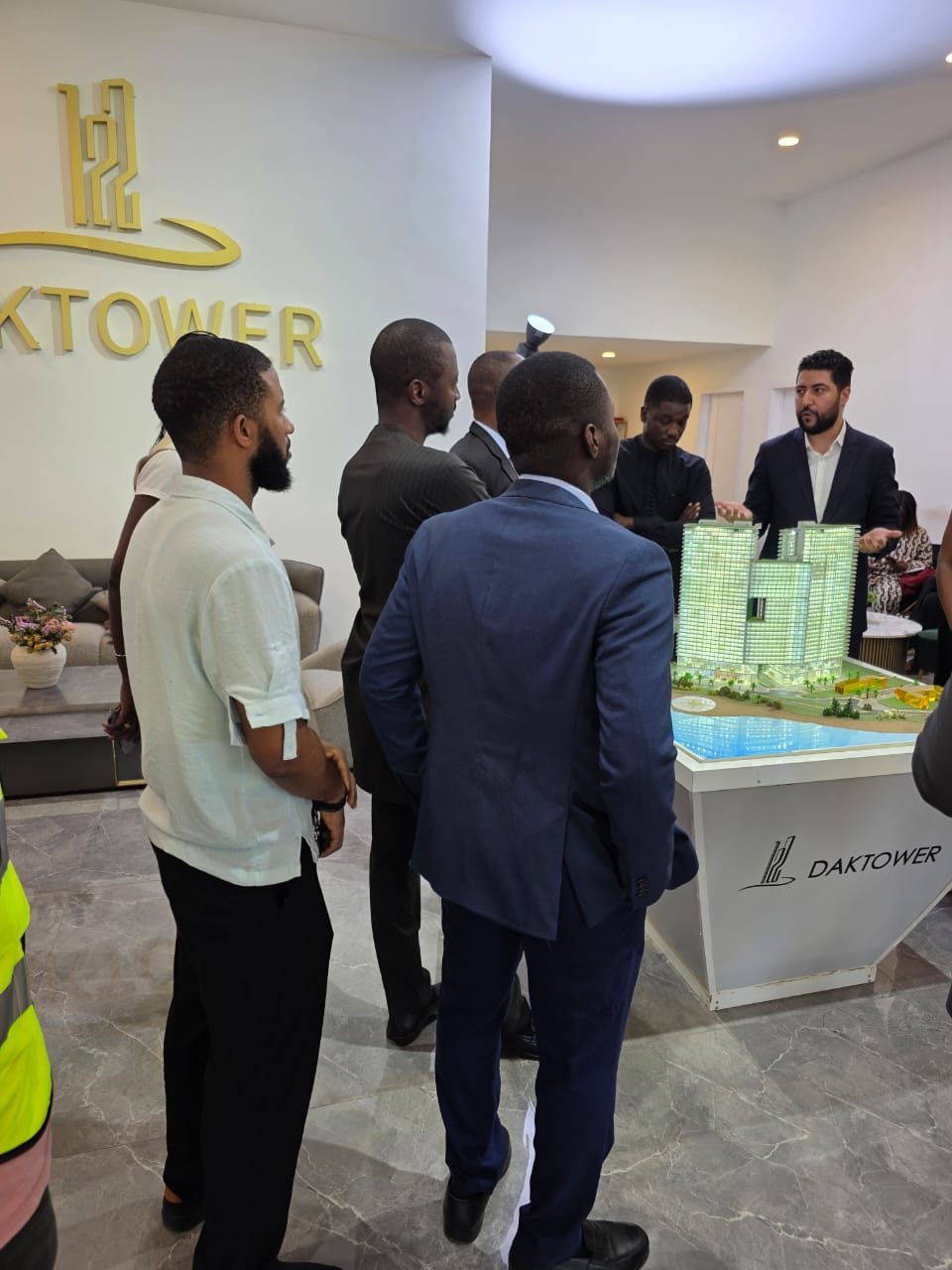 Présentation du projet DAKTOWER aux partenaires et visiteurs autour de la maquette.