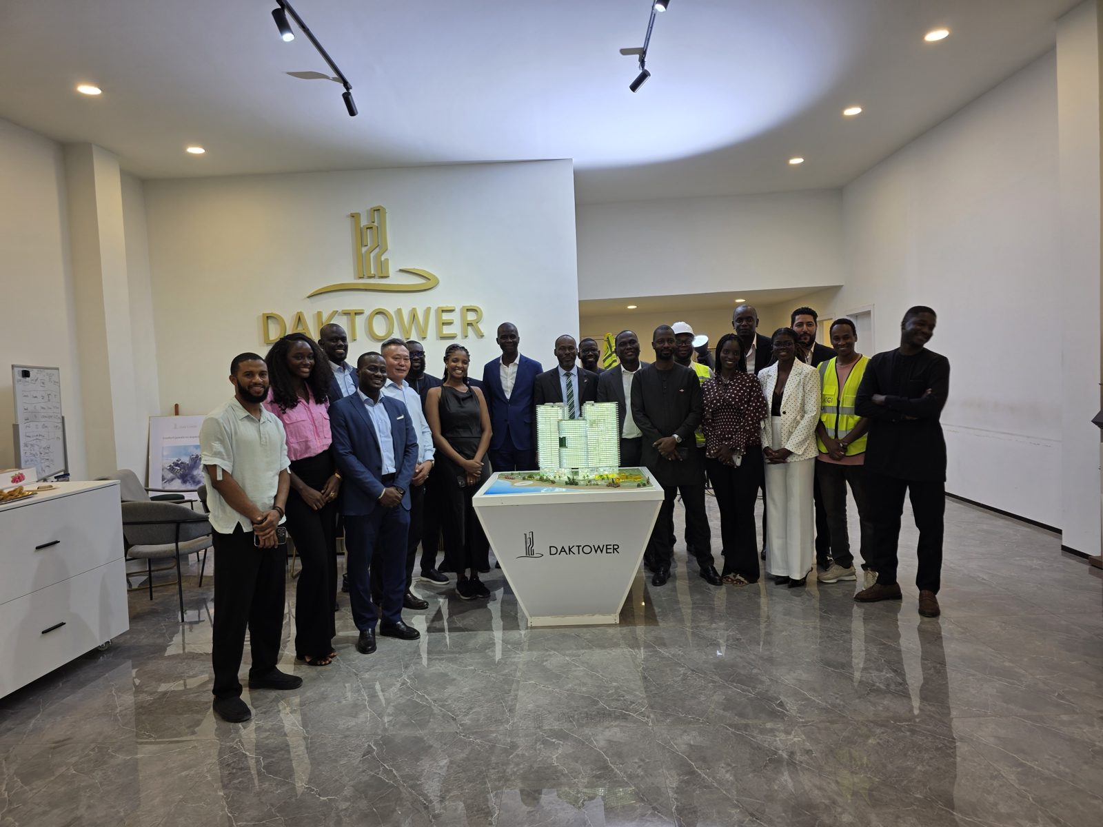 Les équipes et partenaires réunis au showroom DAKTOWER.